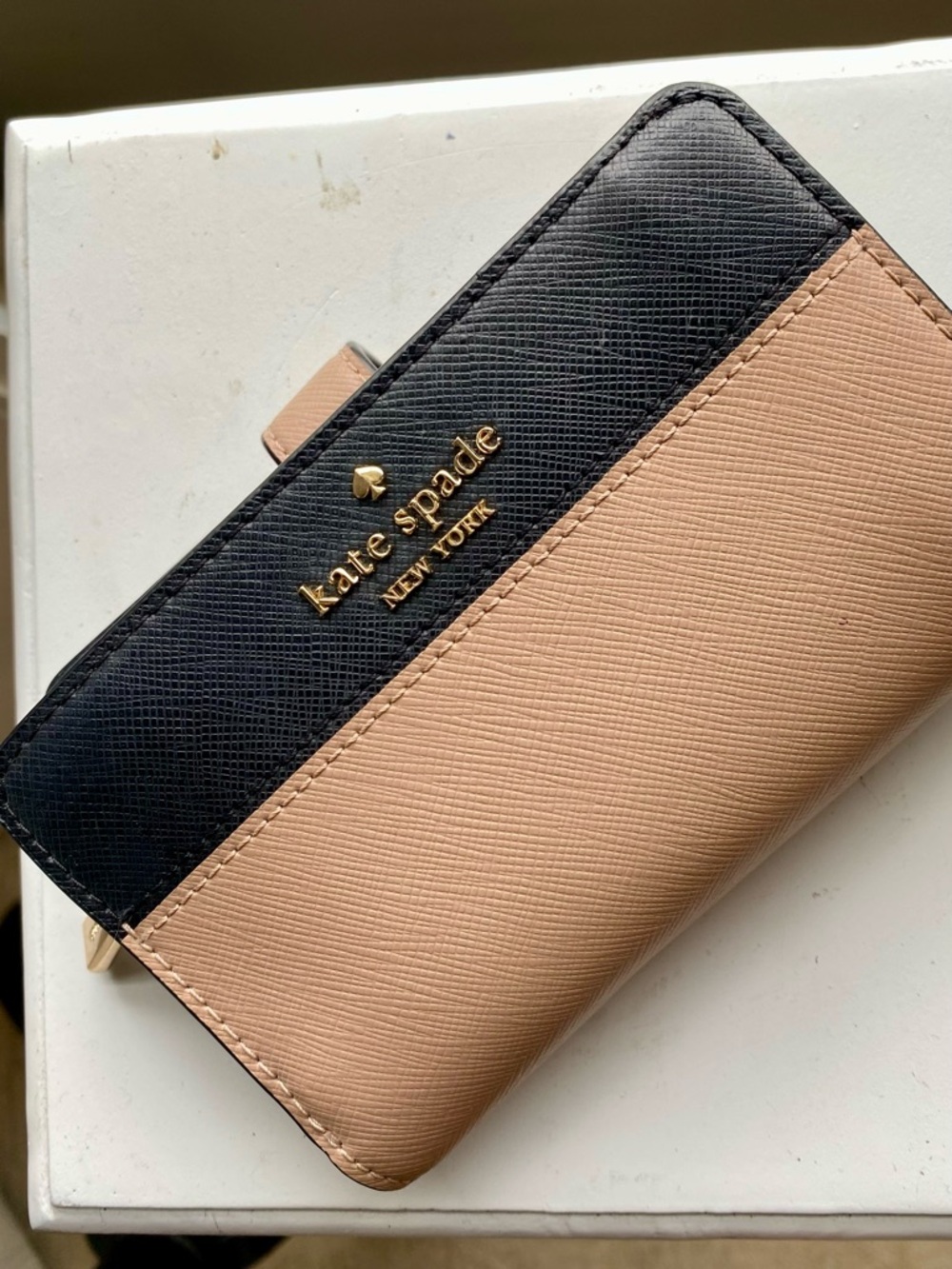 Kate Spade ♠️  Black and Taupe Textured Leather Zip Wallet